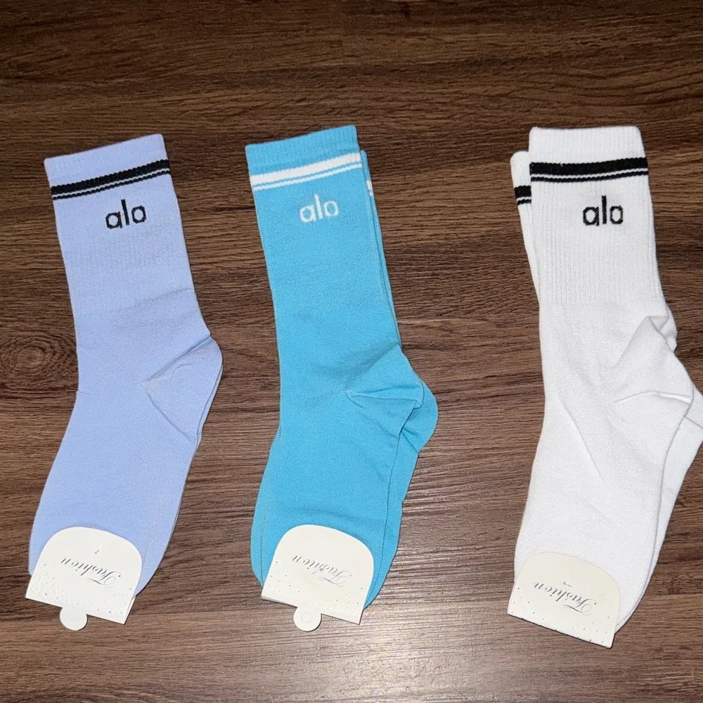 ALO Yoga Womens Athletic Crew Socks in Light Blue, Aqua, White (set of 3)